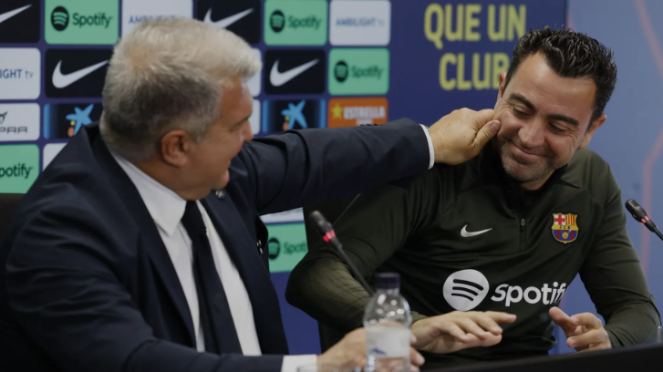 Joan Laporta i Xavi na konferencji prasowej/fot. Albert Gea
