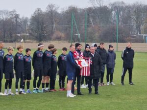 Uroczyste rozpoczęcie meczu oraz wręczenie pamiątkowej koszulki 