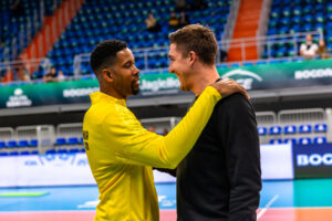 Wilfredo Leon i Łukasz Kaczmarek przed rozpoczęciem memoriału. Źródło grafiki: Fundacja im. Tomasza Wójtowicza