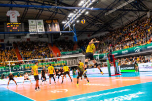 Mateusz Malinowski i jego popisowe zagranie. Źródło grafiki: Fundacja im. Tomasza Wójtowicza