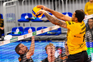 Daenan Gyimah kontra Benjamin Toniutti. Obok Anton Brehme. Źródło grafiki: Fundacja im. Tomasza Wójtowicza