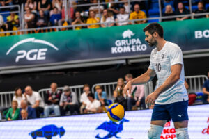 Filippo Lanza szykujący się do zagrywki. Źródło grafiki: Fundacja im. Tomasza Wójtowicza