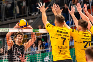 Bartosz Firszt na przeciwko bloku złożonego z lubelskich siatkarzy. Źródło grafiki: Fundacja im. Tomasza Wójtowicza