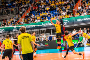 Marcin Komenda napędzający atak Bogdanki LUK Lublin. Źródło grafiki: Fundacja im. Tomasza Wójtowicza