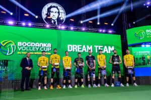 Drużyna marzeń Bogdanka Volley Cup im. Tomasza Wójtowicza 2025. Drużyna z Lublina celebrująca wygraną w turnieju. Źródło grafiki: Fundacja im. Tomasza Wójtowicza