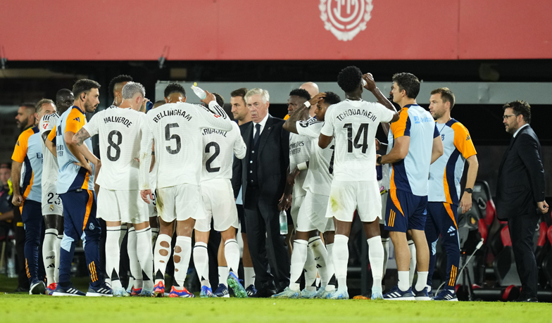 Carlo Ancelotti wraz z piłkarzami podczas przerwy na nawodnienie/fot. Getty